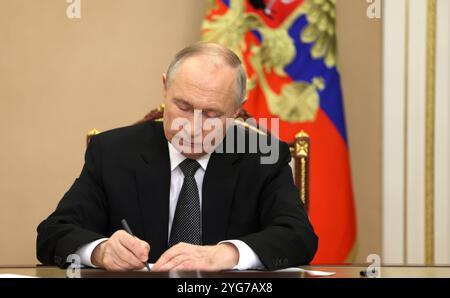 Moscou, Russie. 06 novembre 2024. Le président russe Vladimir Poutine signe le document lançant officiellement le brise-glace nucléaire de classe Arktika Chukotka, lors d'une cérémonie à distance depuis le Kremlin, le 6 novembre 2024 à Moscou, en Russie. Chukotka est le cinquième brise-glace du projet 22220 construit par le chantier naval de la Baltique dans le cadre d'un contrat avec la société d'État Rosatom. Crédit : Vyacheslav Prokofyev/Kremlin Pool/Alamy Live News Banque D'Images