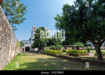 Une image montrant l'église historique de l'Exconvento Dominico de la Natividad à Tepoztlán, Morelos, Mexique, soulignant son architecture coloniale Banque D'Images