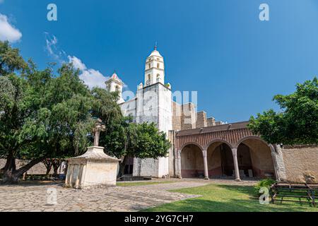 Une image montrant l'église historique de l'Exconvento Dominico de la Natividad à Tepoztlán, Morelos, Mexique, soulignant son architecture coloniale Banque D'Images
