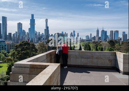 26.10.2024, Melbourne, Victoria, Australie - Erhoehter Blick vom Sanctuaire du souvenir à Richtung Melbourne CBD Geschaeftszentrum mit der Skyline. *** 26 10 2024, Melbourne, Victoria, Australie vue surélevée du Sanctuaire du souvenir vers le centre d'affaires du quartier des affaires de Melbourne avec la ligne d'horizon Banque D'Images