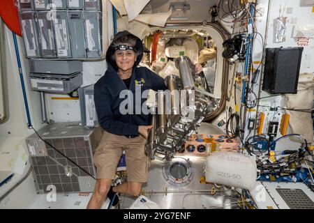 Station spatiale internationale, orbite terrestre. 01 novembre 2024. L'astronaute de la NASA et le commandant de l'expédition 72 Suni Williams remplace les filtres à particules sur le système de récupération d'eau, du module de tranquillité compartiment déchets et hygiène salle de bains à bord de la Station spatiale internationale, le 1er novembre 2024 en orbite terrestre. Crédit : astronaute fourni/NASA/Alamy Live News Banque D'Images