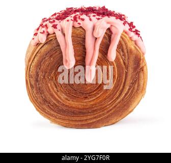 Croissant circulaire fourré à la crème (super baies d'été) avec glaçage à la framboise rose. Croissant rond français ou New-York Roll isolé sur fond blanc Banque D'Images