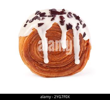 Croissant circulaire fourré de crème glacé à la vanille blanche avec des morceaux de chocolat noir. Croissant rond français ou New-York Roll isolé sur b blanc Banque D'Images