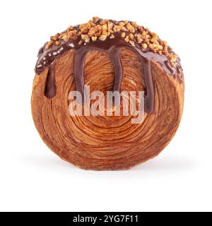 Croissant circulaire fourré de crème glacé au chocolat noir avec caramel croquant. Croissant rond français ou New-yorkais isolé sur fond blanc Banque D'Images