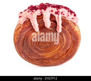 Croissant circulaire fourré à la crème (super baies d'été) avec glaçage à la framboise rose. Croissant rond français ou New-York Roll isolé sur fond blanc Banque D'Images