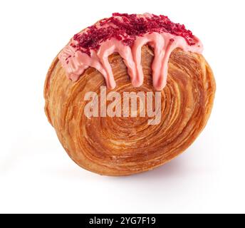 Croissant circulaire fourré à la crème (super baies d'été) avec glaçage à la framboise rose. Croissant rond français ou New-York Roll isolé sur fond blanc Banque D'Images