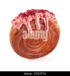 Croissant circulaire fourré à la crème (super baies d'été) avec glaçage à la framboise rose. Croissant rond français ou New-York Roll isolé sur fond blanc Banque D'Images