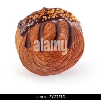 Croissant circulaire fourré de crème glacé au chocolat noir avec caramel croquant. Croissant rond français ou New-yorkais isolé sur fond blanc Banque D'Images