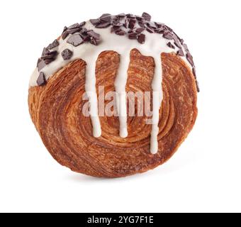 Croissant circulaire fourré de crème glacé à la vanille blanche avec des morceaux de chocolat noir. Croissant rond français ou New-York Roll isolé sur b blanc Banque D'Images