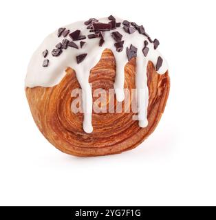 Croissant circulaire fourré de crème glacé à la vanille blanche avec des morceaux de chocolat noir. Croissant rond français ou New-York Roll isolé sur b blanc Banque D'Images