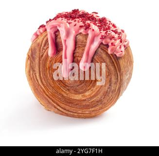 Croissant circulaire fourré à la crème (super baies d'été) avec glaçage à la framboise rose. Croissant rond français ou New-York Roll isolé sur fond blanc Banque D'Images