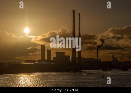 Le soleil commence à se coucher sur le port de Dublin, en Irlande. Banque D'Images