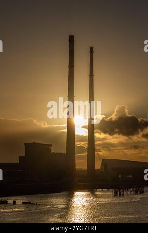 Le soleil commence à se coucher sur le port de Dublin, en Irlande. Banque D'Images