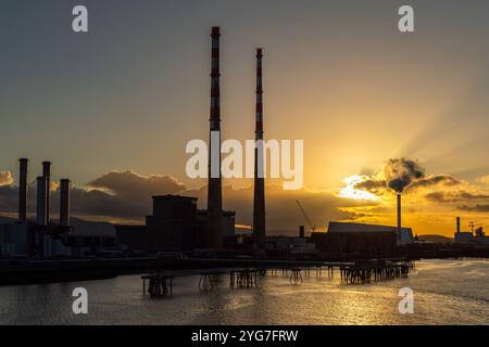 Le soleil commence à se coucher sur le port de Dublin, en Irlande. Banque D'Images