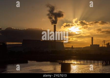 Le soleil commence à se coucher sur le port de Dublin, en Irlande. Banque D'Images