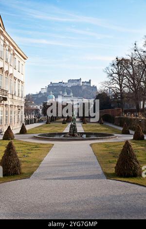 Jardins Mirabell avec forteresse Hohensalzburg en arrière-plan Banque D'Images