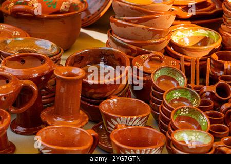 Une collection vibrante d'art céramique mexicain artisanal de Tepoztlán, Morelos, mettant en valeur les techniques traditionnelles, le patrimoine culturel et les couleurs de Banque D'Images