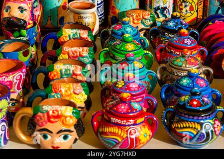 Une collection vibrante d'art céramique mexicain artisanal de Tepoztlán, Morelos, mettant en valeur les techniques traditionnelles, le patrimoine culturel et les couleurs de Banque D'Images