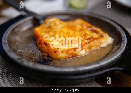 Saisir le fromage Saganaki dans une poêle Banque D'Images