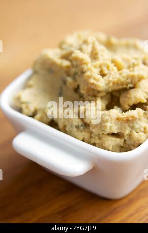 Petit bol avec pâté de tempeh fait maison. Banque D'Images