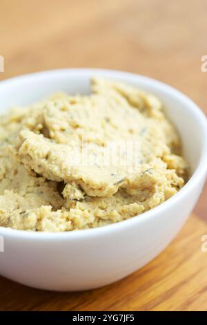 Petit bol avec pâté de tempeh fait maison. Banque D'Images