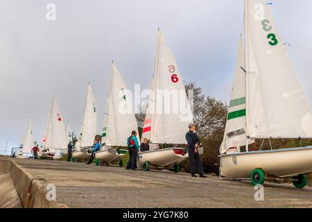 Par une journée ensoleillée et douce à Schull, West Cork, les jeunes attendent pour lancer leurs canots à voile dans le cadre d'une semaine de course par équipe, facilitée par Fastn Banque D'Images