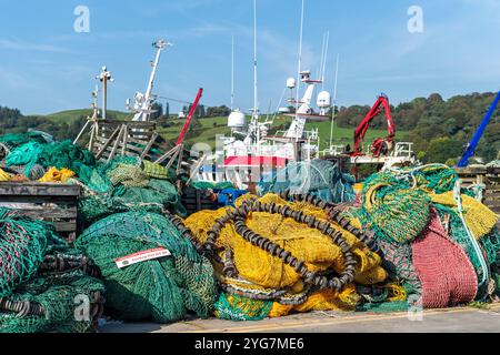 Filets de pêche sur la jetée de Keelbeg dans le village de pêcheurs de Union Hall, West Cork, Irlande. Banque D'Images
