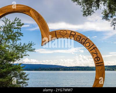 Radolfzell, Allemagne - 2 août 2024 : un cadre en bois en forme de coeur avec le texte Radolfzell sur la rive du lac de Constance Banque D'Images