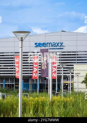 Radolfzell, Allemagne - 2 août 2024 : Seemaxx est un centre commercial populaire situé à Radolfzell am Bodensee. Banque D'Images