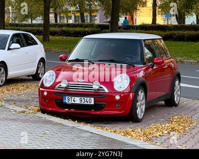 OSTRAVA, TCHÉQUIE - 22 OCTOBRE 2024 : Red Mini Cooper R50 ou R53 voiture avec toit blanc Banque D'Images