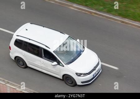 OSTRAVA, TCHÉQUIE - 13 JUILLET 2024 : monospace Volkswagen Touran blanc après un deuxième lifting avec effet de flou de mouvement Banque D'Images