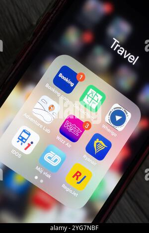OSTRAVA, TCHÉQUIE - 27 JUILLET 2024 : icônes de l'application mobile voyageur installée sur iOS décidez de réserver des billets en ligne Banque D'Images