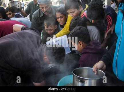 Gaza City, Palestine. 06 novembre 2024. Des Palestiniens déplacés de Beit Lahia et Jabalia reçoivent de la nourriture distribuée par des organisations caritatives dans le quartier de Nasser, dans la ville de Gaza, à Gaza. La crise alimentaire à Gaza se poursuit en raison du blocus israélien qui a été durci ces derniers jours. (Photo de Mahmoud Issa/SOPA images/SIPA USA) crédit : SIPA USA/Alamy Live News Banque D'Images