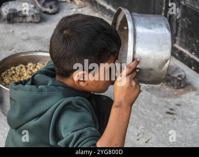 Gaza City, Palestine. 06 novembre 2024. Des Palestiniens déplacés de Beit Lahia et Jabalia reçoivent de la nourriture distribuée par des organisations caritatives dans le quartier de Nasser, dans la ville de Gaza, à Gaza. La crise alimentaire à Gaza se poursuit en raison du blocus israélien qui a été durci ces derniers jours. (Photo de Mahmoud Issa/SOPA images/SIPA USA) crédit : SIPA USA/Alamy Live News Banque D'Images