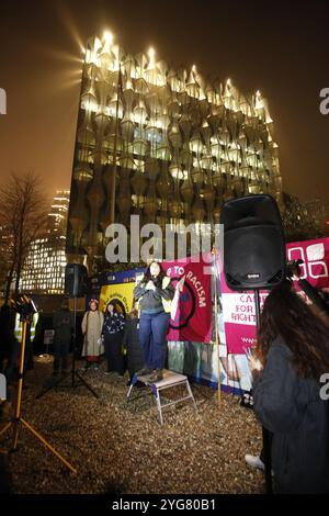 6 novembre 2024, Londres, Royaume-Uni démo anti-Trump devant Londres Ambassade des États-Unis L'élection de Donald Trump à la présidence des États-Unis pour la deuxième fois est le déclencheur d'une manifestation devant l'ambassade des États-Unis à Vauxhall Londres. Crédit photo : Roland Ravenhill/Alamy Banque D'Images