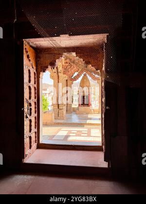 Canopée, Sri Jagat Shiromani Temple situé dans la ville d'Amer , Jaipur , Rajasthan , Inde (achevé à la fin du 16ème siècle / début du 17ème siècle) Banque D'Images