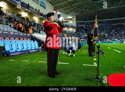 Un musicien joue avant le Sky Bet Championship match à Coventry Building Society Arena, Coventry. Date de la photo : mercredi 6 novembre 2024. Banque D'Images