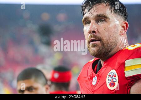 Kansas City, Missouri, États-Unis, 4 novembre 2024, Kansas City Chiefs Tight End Travis Kelce #87 af la fin du match au GEHA Field Arrowhead Stadium. (Crédit photo : Marty Jean-Louis/Alamy Live News Banque D'Images
