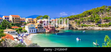 Grèce Iles Ioniennes. L'un des plus beaux villages grecs traditionnels - Assos pittoresque à Céphalonie (Céphalonie) avec des maisons colorées. tou populaire Banque D'Images