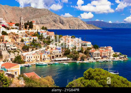 Voyage Grèce. Pêche traditionnelle île de Symi avec des maisons colorées, groupe du Dodécanèse. Populaire pour une excursion en bateau au départ de Rhodes Banque D'Images