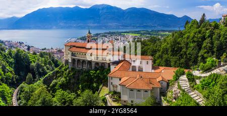 Suisse voyage et monuments. Lac (Lago) majeur. Locarno ville dans Tessin canton italien . Célèbre église Sacro Monte Madonna del Sasso Banque D'Images