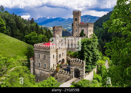 beaux châteaux médiévaux italiens. Château de Gernstein en Italie, Tyrol du Sud. Chiusa Banque D'Images