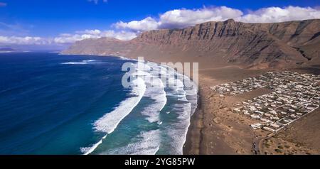 Caleta de Famara - magnifique plage de Lanzarote île popualr pour les surfeurs. drone aérien vue panoramique. Îles Canaries d'Espagne Banque D'Images