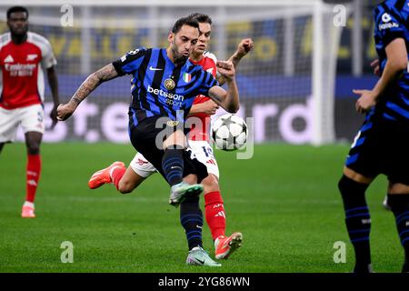 Milan, Italie. 06 novembre 2024. Hakan Calhanoglu du FC Internazionale et Leandro Trossard de l'Arsenal FC lors du match de l'UEFA Champions League 2024/2025 entre le FC Internazionale et l'Arsenal FC au stade San Siro de Milan (Italie), le 6 novembre 2024. Crédit : Insidefoto di andrea staccioli/Alamy Live News Banque D'Images