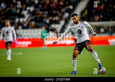 Skien, Norvège, 3 novembre 2024. Etzaz Muzafar Hussain d'ODD sur le ballon dans le match Eliteserien entre ODD et Brann à Skagerak Arena. Crédit : Banque D'Images