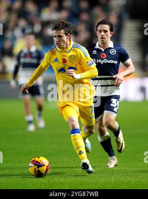 Brenden Aaronson de Leeds United (à gauche) se bat pour le ballon avec George Honeyman de Millwall (à droite) lors du Sky Bet Championship match à The Den, Millwall. Date de la photo : mercredi 6 novembre 2024. Banque D'Images