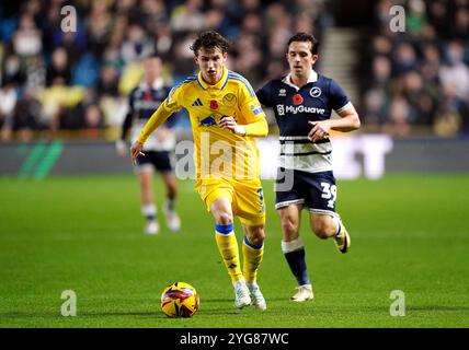 Brenden Aaronson de Leeds United (à gauche) se bat pour le ballon avec George Honeyman de Millwall (à droite) lors du Sky Bet Championship match à The Den, Millwall. Date de la photo : mercredi 6 novembre 2024. Banque D'Images