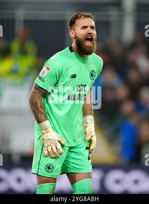 Jak Alnwick, gardien de but de Cardiff City, lors du Sky Bet Championship match à Kenilworth Road, Luton. Date de la photo : mercredi 6 novembre 2024. Banque D'Images