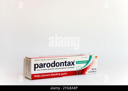 Dentifrice Paradontax qui empêche les bactéries de la plaque qui peuvent causer des saignements des gencives--Un signe de gingivite. Banque D'Images