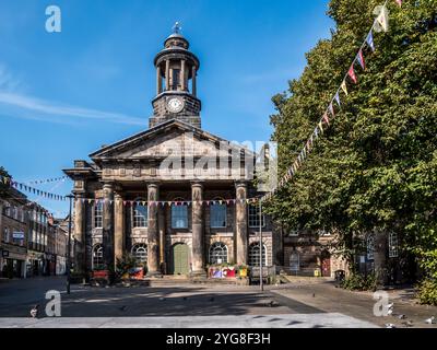 L'image est du musée de la ville de Lancaster dans ce qui était auparavant l'hôtel de ville de Lancaster situé sur la place du marché où les gens viennent encore pour le commerce. Banque D'Images